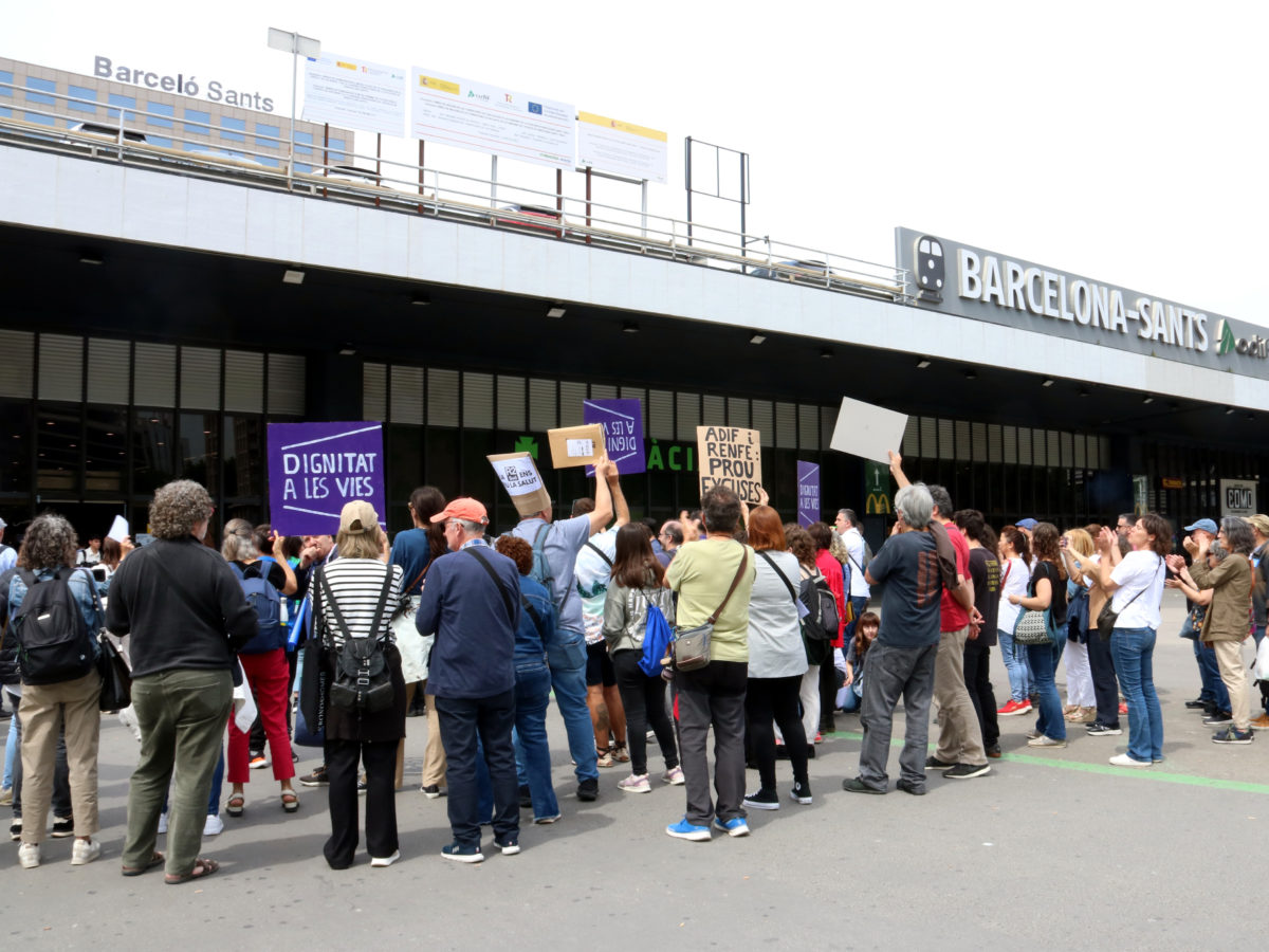 Concentració a les portes de l'Estació de Sants de Barcelona per exigir un servei ferroviari digne Data de publicació: dissabte 25 de maig del 2024, 13:47 Localització: Barcelona Autor: María Belmez