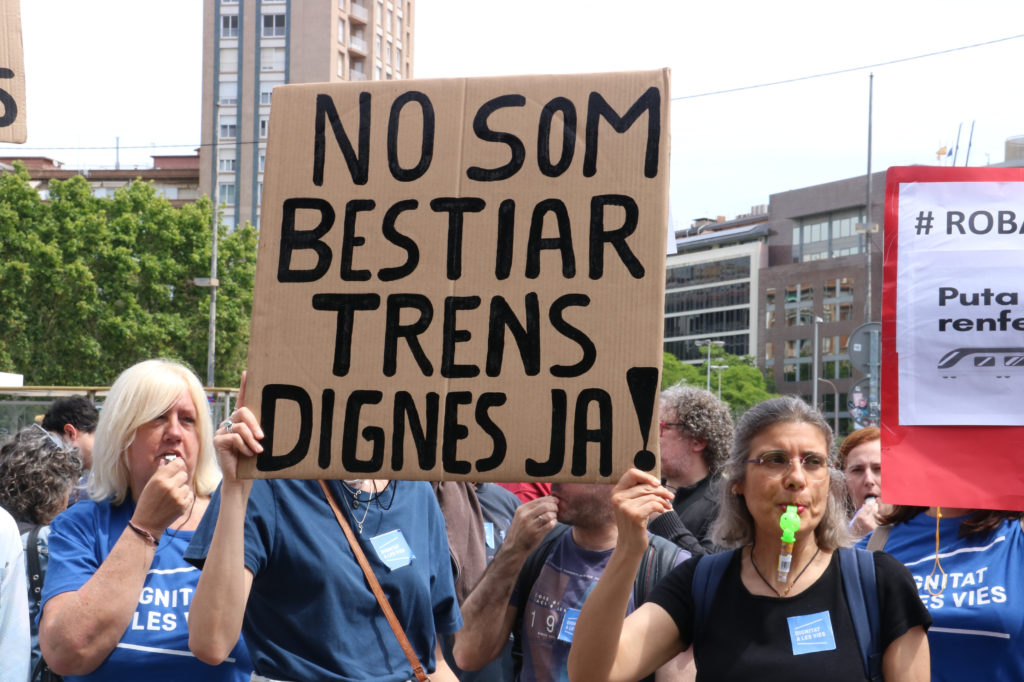 Dues manifetants amb una pancarta reivindicativa pel servei de Rodalies i Regionals

Data de publicació: dissabte 25 de maig del 2024, 13:42

Localització: Barcelona

Autor: María Belmez