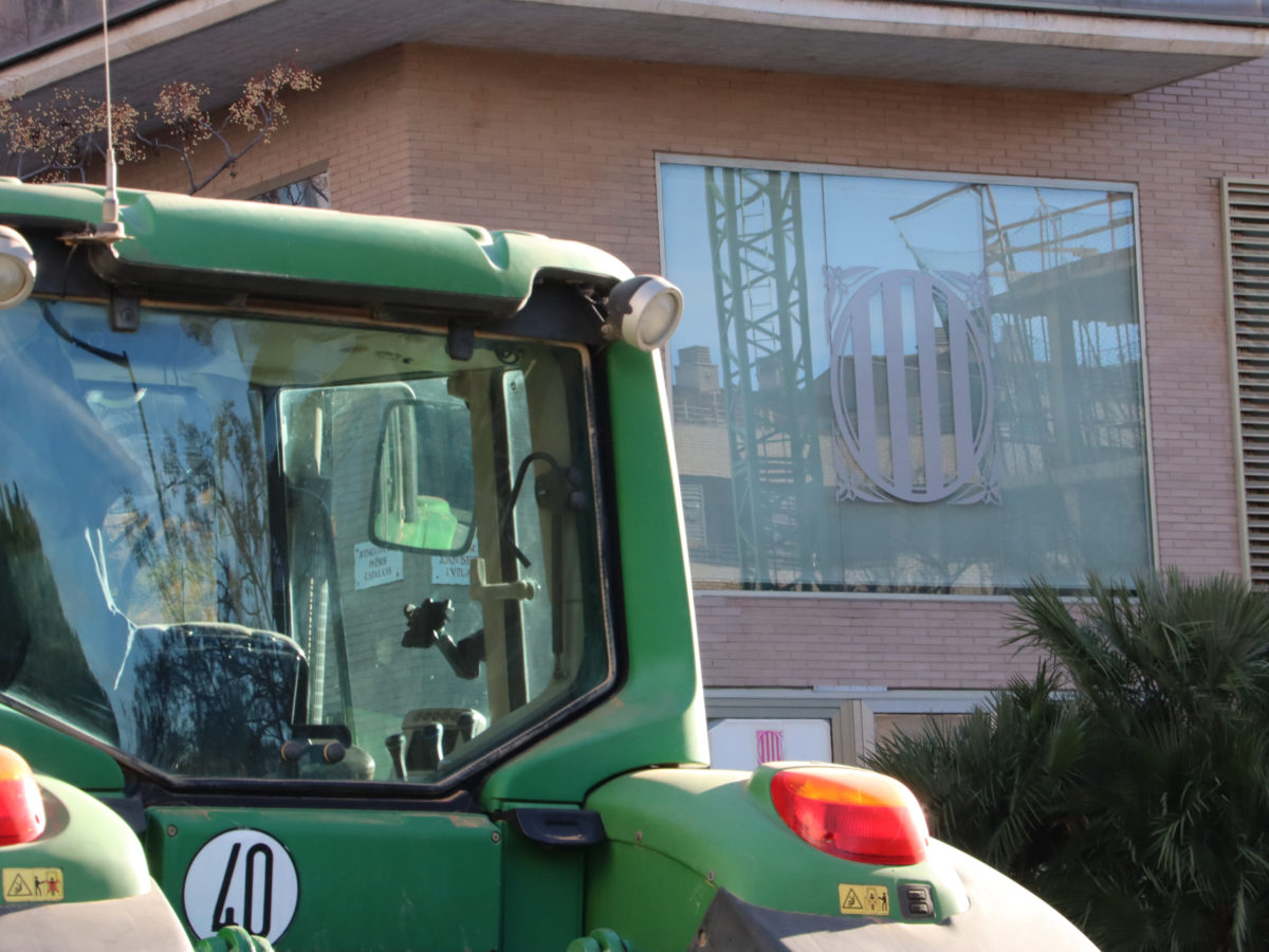 Un tractor aparcat davant la seu dels serveis territorials del Departament d'Acció Climàtica a Tarragona Data de publicació: dimarts 27 de febrer del 2024, 11:38 Localització: Tarragona Autor: Eloi Tost