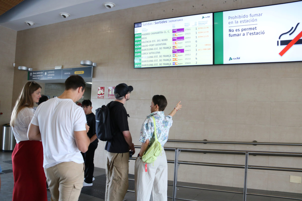 Diversos passatgers miren les pantalles d'informació a l'estació de tren de Tarragona, en una jornada electoral que coincideix amb incidències a Rodalies Data de publicació: diumenge 12 de maig del 2024, 13:32 Localització: Tarragona Autor: Ariadna Escoda