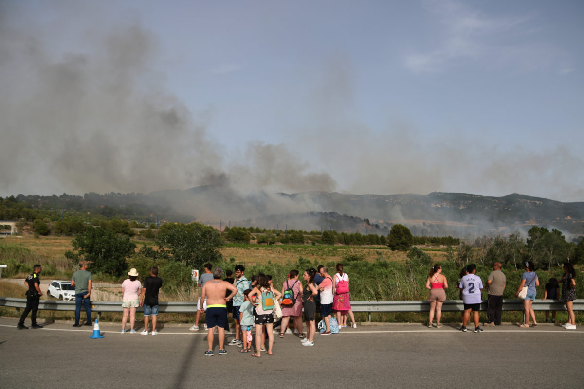 Usuaris del càmping i curiosos observen l'avanç de les flames a Montblanc Data de publicació: dijous 27 de juny del 2024, 19:01 Localització: Montblanc Autor: Redacció