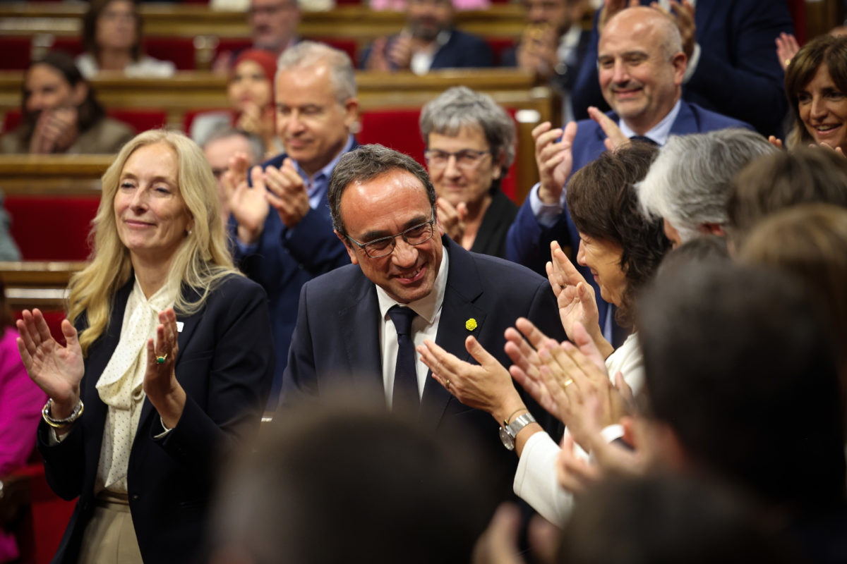 El president del Parlament, Josep Rull, aplaudit pel seu grup parlamentari Data de publicació: dilluns 10 de juny del 2024, 18:01 Localització: Barcelona Autor: Jordi Borràs