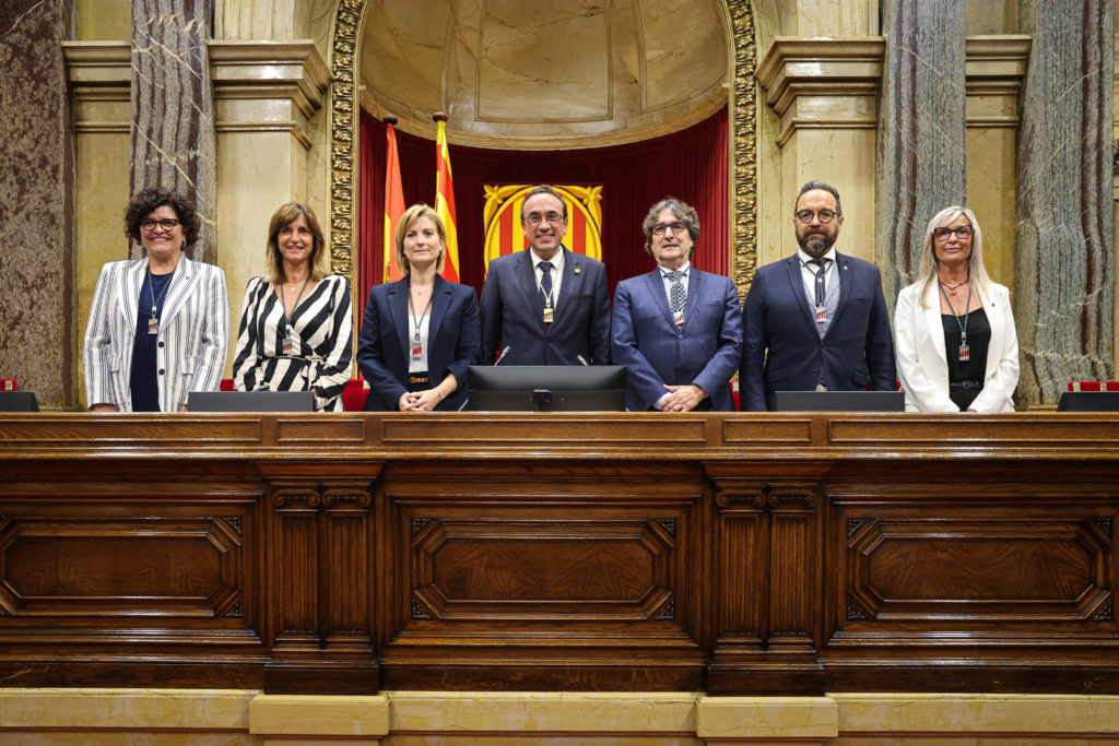 Els membres de la Mesa del Parlament, just després de prendre possessió del càrrec.

Data de publicació: dilluns 10 de juny del 2024, 19:24

Localització: Barcelona

Autor: Jordi Borràs