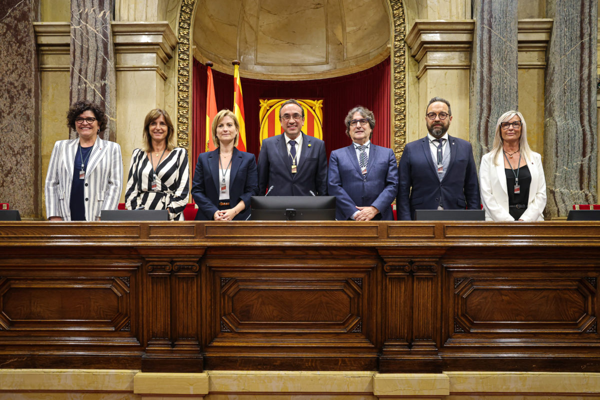 Els membres de la Mesa del Parlament, just després de prendre possessió del càrrec. Data de publicació: dilluns 10 de juny del 2024, 19:24 Localització: Barcelona Autor: Jordi Borràs