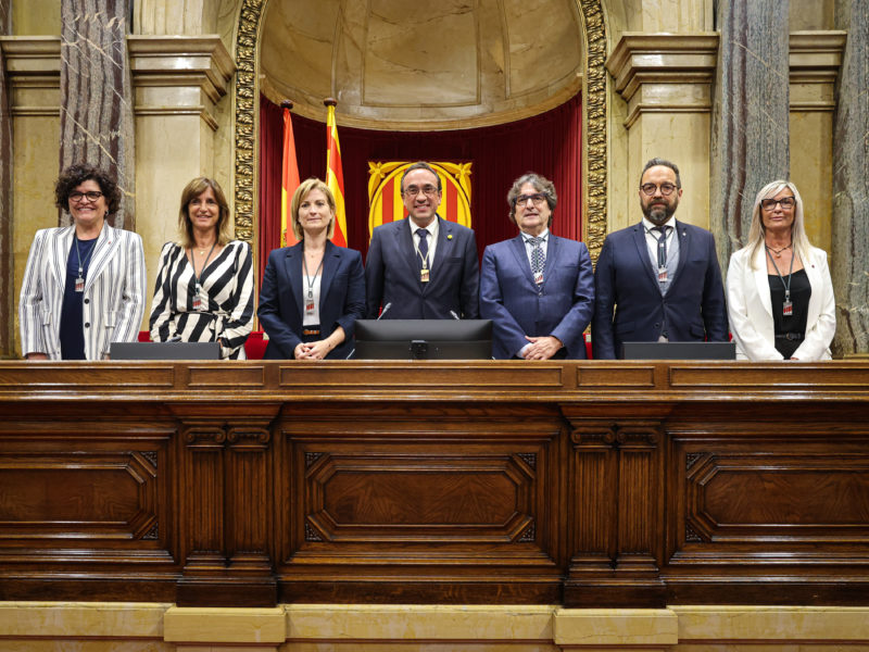 Els membres de la Mesa del Parlament, just després de prendre possessió del càrrec. Data de publicació: dilluns 10 de juny del 2024, 19:24 Localització: Barcelona Autor: Jordi Borràs