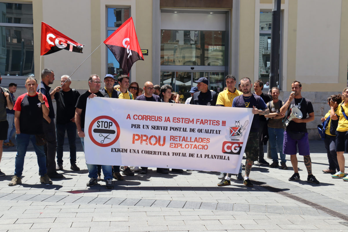 Treballadors de Correus concentrats a les portes de l'oficina de la plaça Corsini de Tarragona Data de publicació: divendres 21 de juny del 2024, 15:20 Localització: Tarragona Autor: Redacció