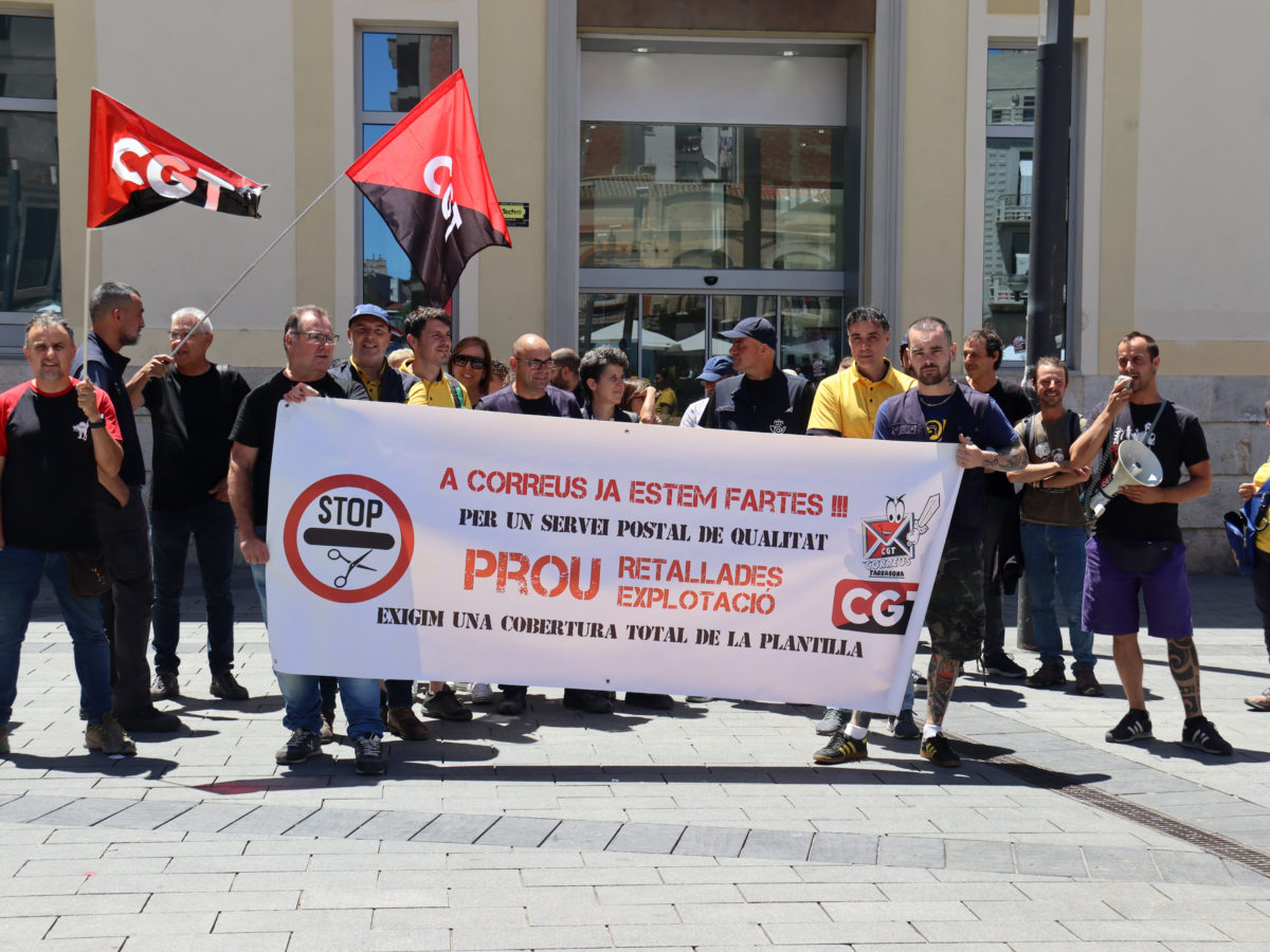 Treballadors de Correus concentrats a les portes de l'oficina de la plaça Corsini de Tarragona Data de publicació: divendres 21 de juny del 2024, 15:20 Localització: Tarragona Autor: Redacció