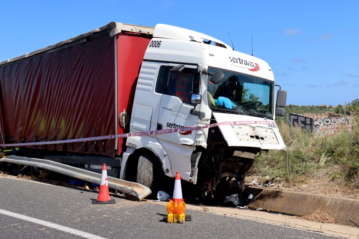 La part frontal del camió després de patir un accident amb dos turismes a l'N-340 a la Pobla de Montornès Data de publicació: dimarts 25 de juny del 2024, 16:51 Localització: La Pobla de Montornès Autor: Neus Bertola