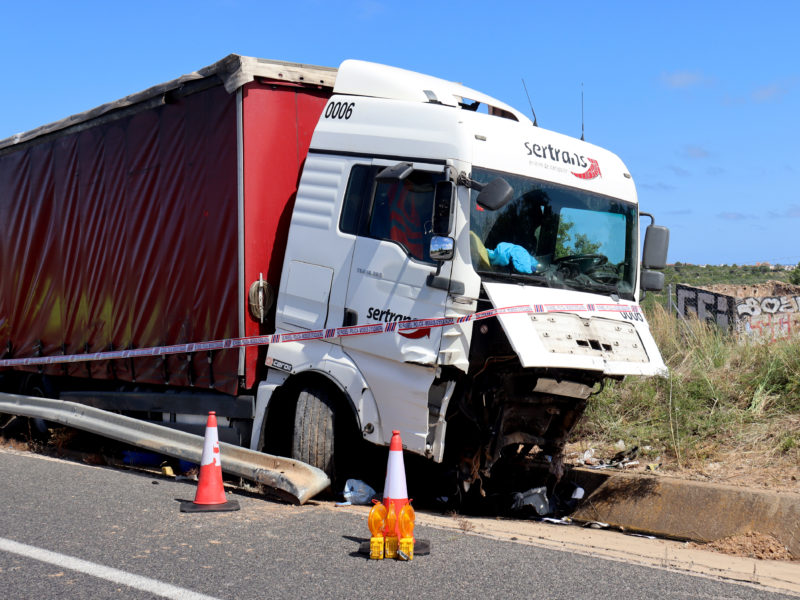 La part frontal del camió després de patir un accident amb dos turismes a l'N-340 a la Pobla de Montornès Data de publicació: dimarts 25 de juny del 2024, 16:51 Localització: La Pobla de Montornès Autor: Neus Bertola