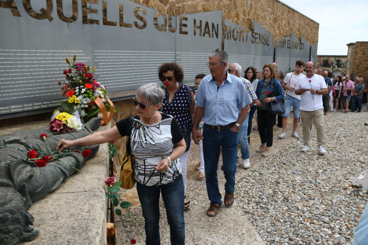 Una dona col·loca una ofrena floral a l'escultura 'Dignitat' a una de les fosses comunes del cementiri de Tarragona Data de publicació: dissabte 15 de juny del 2024, 13:17 Localització: Tarragona Autor: Ariadna Escoda