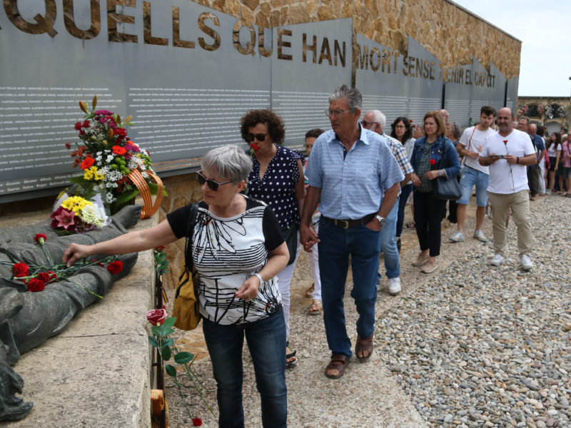 Una dona col·loca una ofrena floral a l'escultura 'Dignitat' a una de les fosses comunes del cementiri de Tarragona Data de publicació: dissabte 15 de juny del 2024, 13:17 Localització: Tarragona Autor: Ariadna Escoda