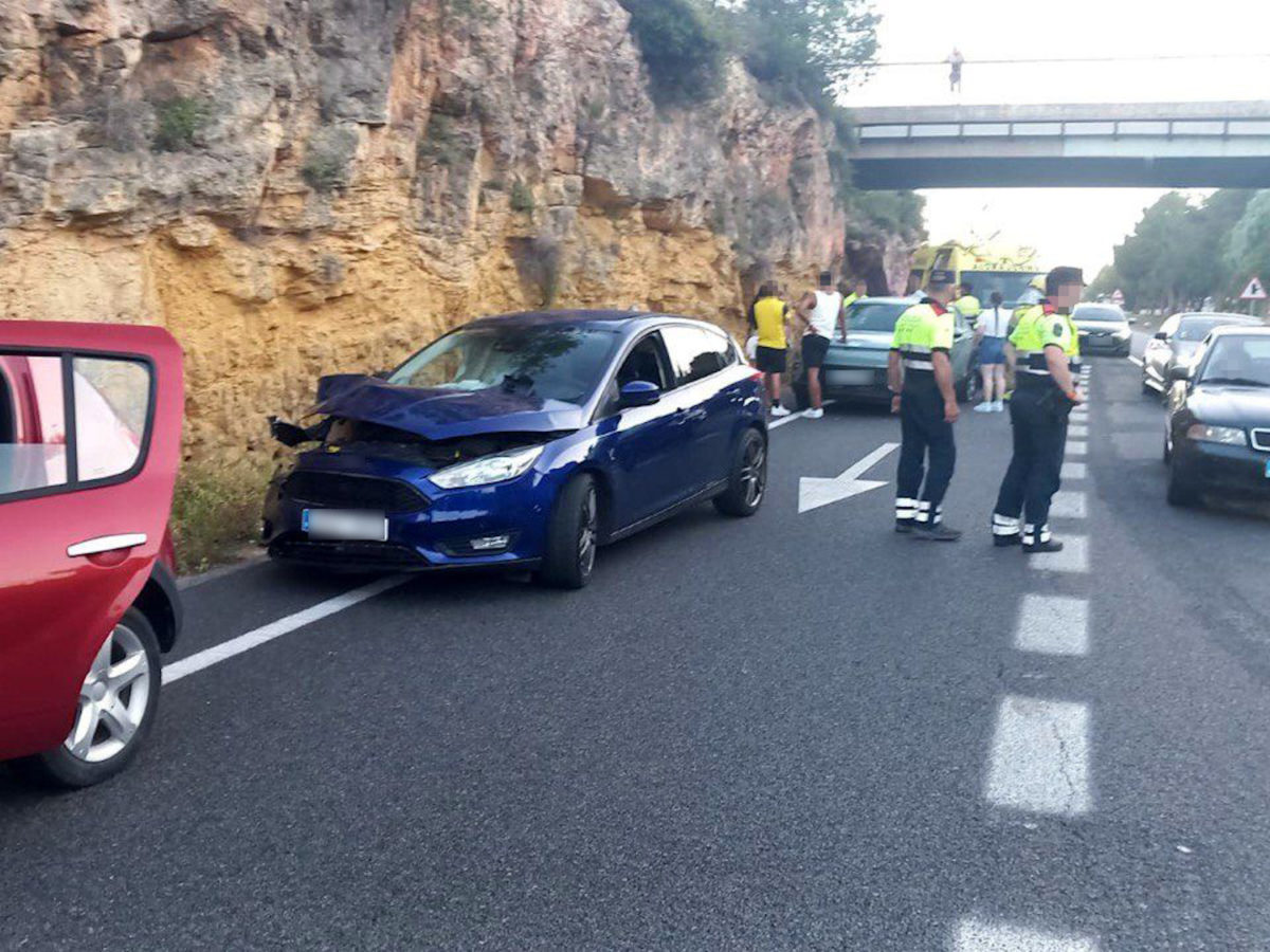 Detingut a Tarragona un conductor ebri per circular sense permís i provocar un accident