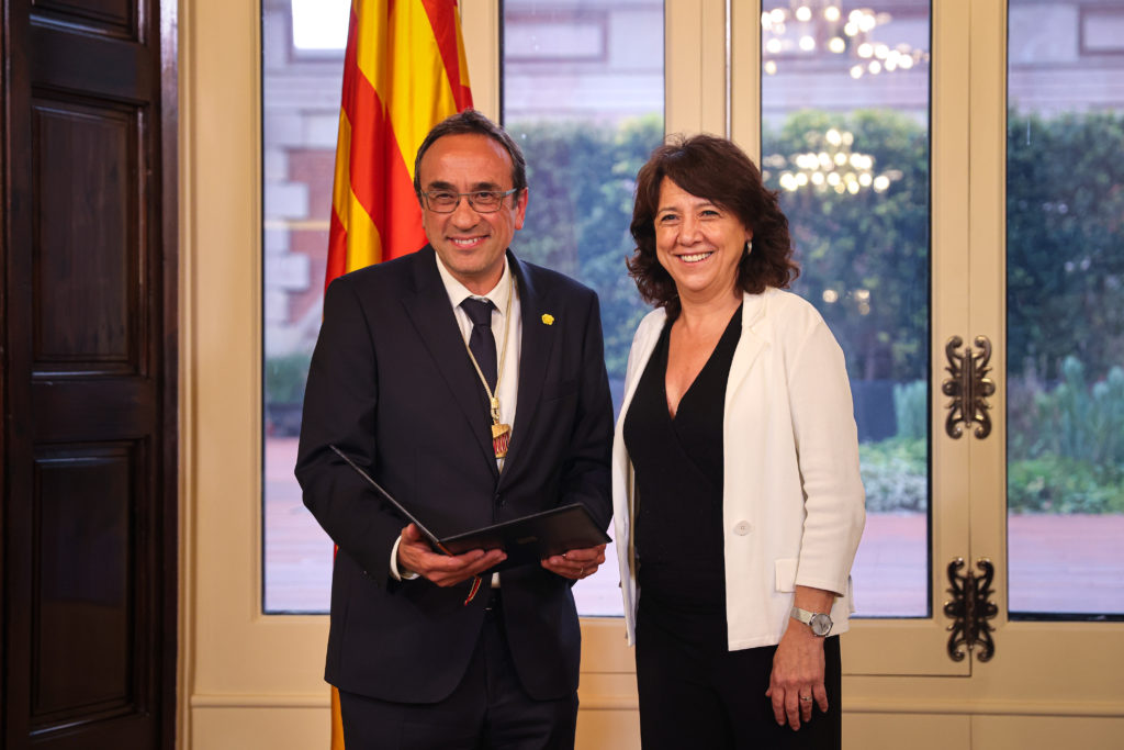 La presidenta del Parlament sortint Anna Erra i el recent escollit president del Parlament, Josep Rull, escenifiquen el traspàs a la presidència del Parlament

Data de publicació: dilluns 10 de juny del 2024, 19:20

Localització: Barcelona

Autor: Jordi Borràs