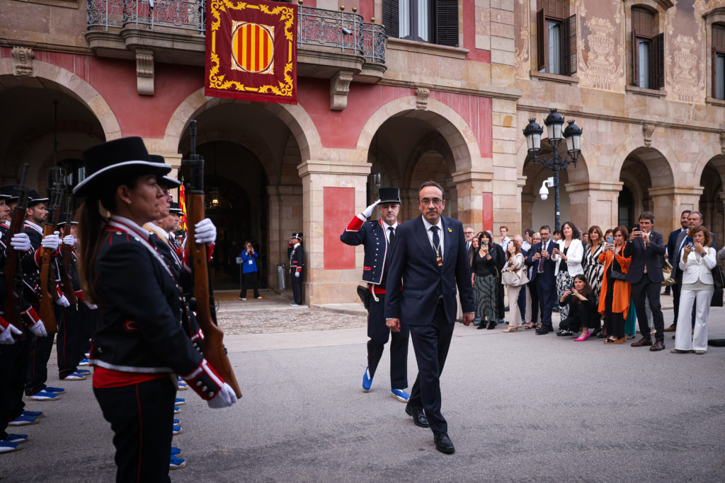 El nou president del Parlament, Josep Rull, passa revista a la guàrdia d'honor dels Mossos d'Esquadra

Data de publicació: dilluns 10 de juny del 2024, 19:50

Localització: Catalunya

Autor: Jordi Borràs