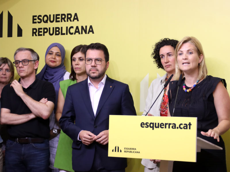 Els negociadors d'ERC Josep Maria Jové, Marta Vilalta i Marta Rovira; el president de la Generalitat, Pere Aragonès, i la portaveu, Raquel Sans, en una roda de premsa per anunciar un preacord amb el PSC per a la investidura de Salvador Illa. Data de publicació: dilluns 29 de juliol del 2024, 20:57 Localització: Barcelona Autor: Mariona Puig