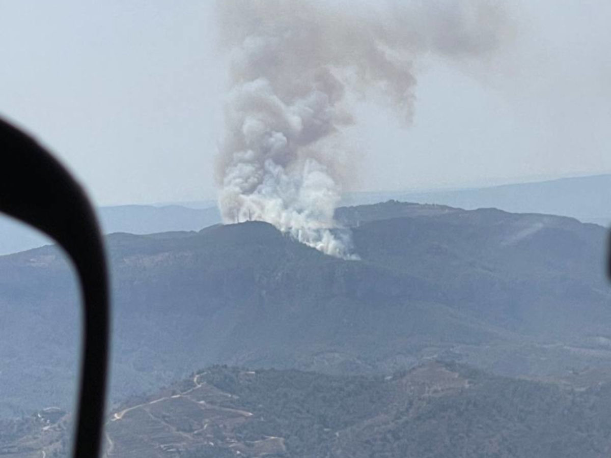 Vista aèria de la columna de fum de l'incendi forestal de la Figuera (Priorat) Data de publicació: diumenge 28 de juliol del 2024, 16:55 Localització: La Figuera Autor: Bombers de la Generalitat