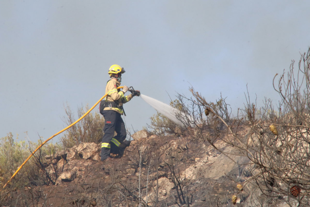 Un bomber treballa en l'extinció de l'incendi de la Figuera (Priorat) Data de publicació: diumenge 28 de juliol del 2024, 19:17 Localització: La Figuera Autor: Redacció / Eloi Tost