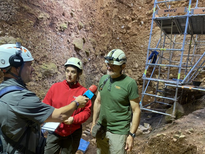 Els investigadors Rosa Huguet i Xosé Pedro Rodríguez a Cima Elefante (Atapuerca)