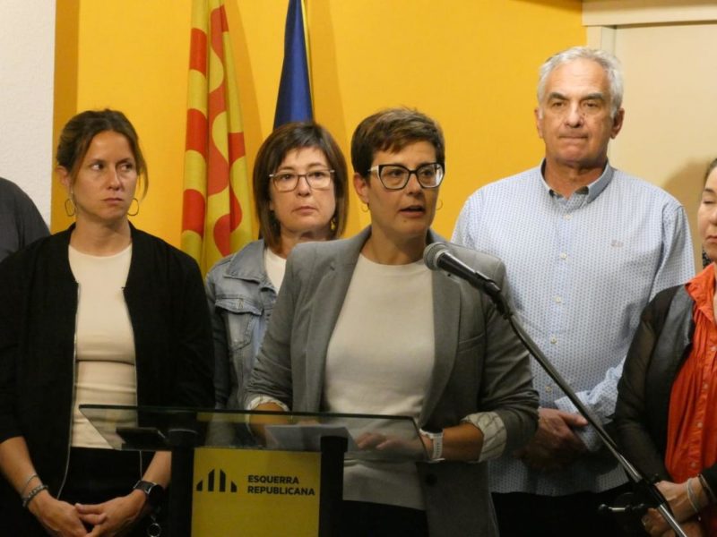 La presidenta de la Federació Regional d’ERC al Camp de Tarragona, Esther Alberich, (al centre de la imatge)