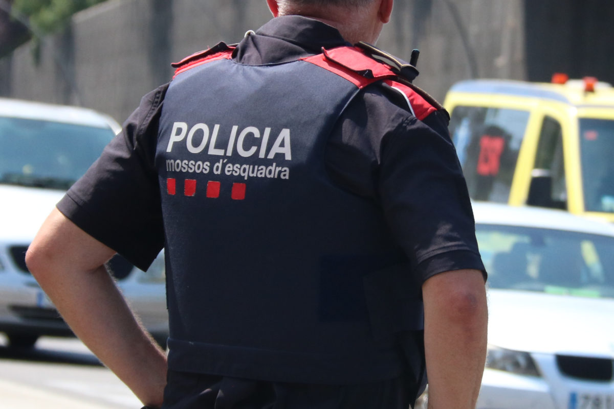 Detall d'un mosso d'esquadra durant un operatiu policial Data de publicació: dijous 08 d’agost del 2024, 13:09 Localització: Barcelona Autor: Gemma Sánchez Bonel