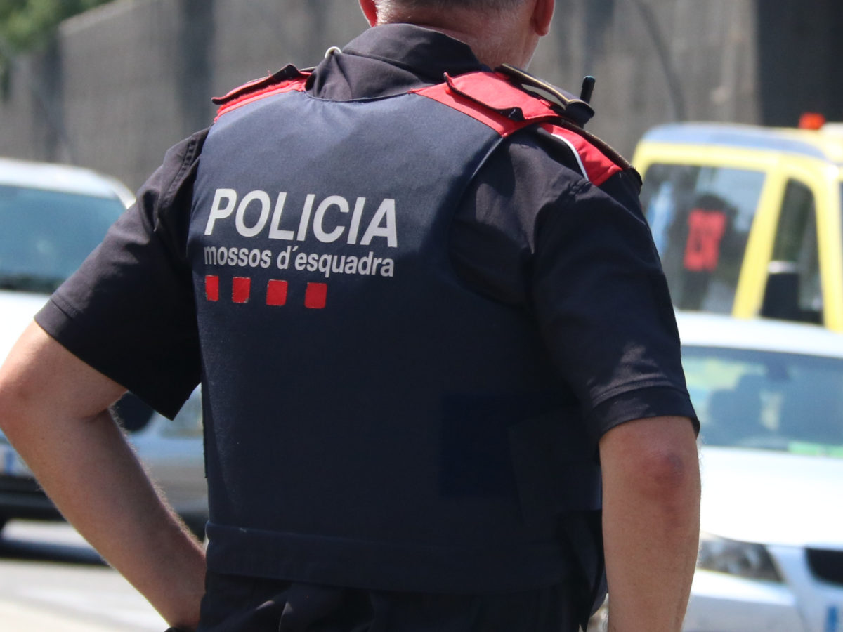 Detall d'un mosso d'esquadra durant un operatiu policial Data de publicació: dijous 08 d’agost del 2024, 13:09 Localització: Barcelona Autor: Gemma Sánchez Bonel