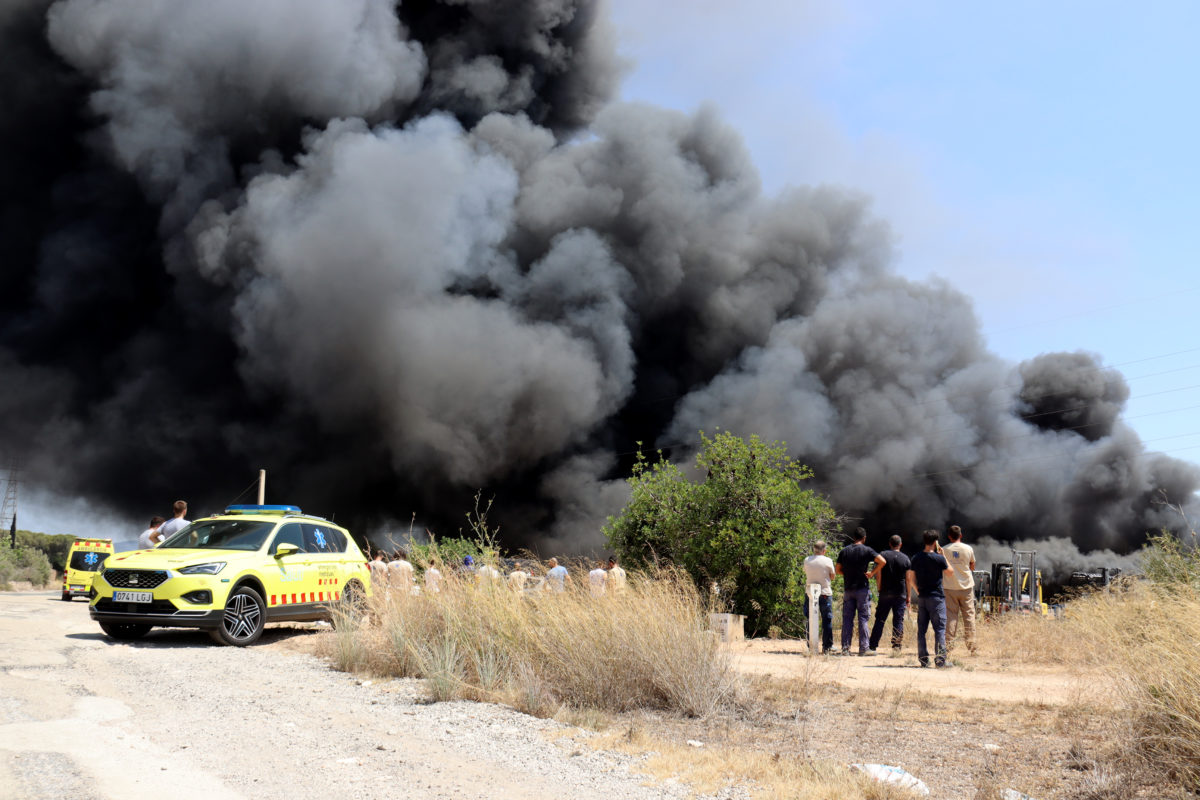 Treballadors de l'empresa afectada després de ser evacuats Data de publicació: divendres 09 d’agost del 2024, 14:15 Localització: Puigpelat Autor: Neus Bertola