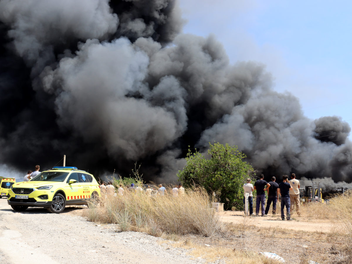 Treballadors de l'empresa afectada després de ser evacuats Data de publicació: divendres 09 d’agost del 2024, 14:15 Localització: Puigpelat Autor: Neus Bertola