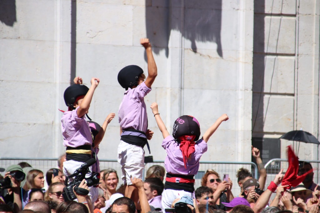 La canalla de la Jove de Tarragona celebra el 2 de 9 amb folre i manilles descarregat en la segona ronda de la diada castellera del primer diumenge de festes de Santa Tecla a Tarragona Data de publicació: diumenge 15 de setembre del 2024, 17:02 Localització: Tarragona Autor: Mar Rovira / Ariadna Escoda