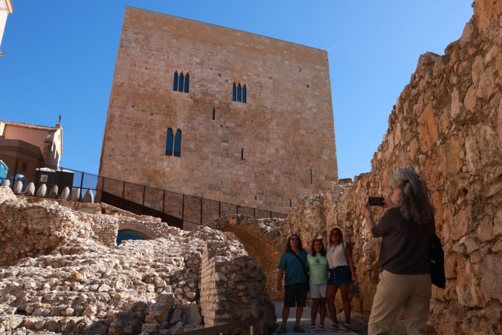 Una família de la Rioja es fotografia davant de la torre del Pretori de Tarragona en el marc de la Nit del Patrimoni

Data de publicació: dissabte 14 de setembre del 2024, 12:48

Localització: Tarragona

Autor: Ariadna Escoda