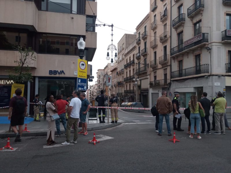 Vista de l'entrada del carrer Unió amb la zona tallada, els dos edificis afectats i curiosis mirant l'ecena