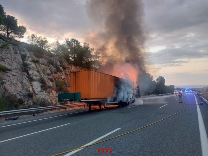 Incendi en un camió a la Bisbal del Penedès