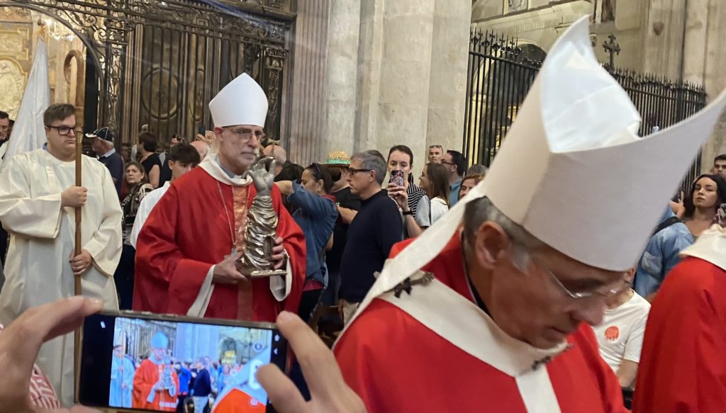 El Braç ha sortit en mans d’Octavi Vilà, exabat del Monestir de Poblet i ara bisbe de Girona. L’arquebisbe, Joan Planellas, ha volgut fer el gest cap a Vilà, que també és tarragoní de naixement.