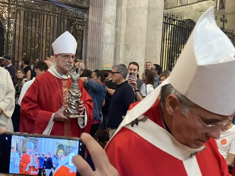 El Braç ha sortit en mans d’Octavi Vilà, exabat del Monestir de Poblet i ara bisbe de Girona. L’arquebisbe, Joan Planellas, ha volgut fer el gest cap a Vilà, que també és tarragoní de naixement.