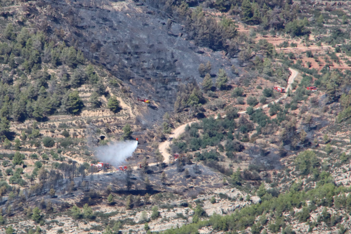 Un helicòpter dels Bombers descarrega aigua al flanc dret de l'incendi de Cabacés, prop de Mas del Roger, vist des de la Figuera Data de publicació: divendres 13 de setembre del 2024, 16:05 Localització: La Vilella Baixa Autor: Eloi Tost