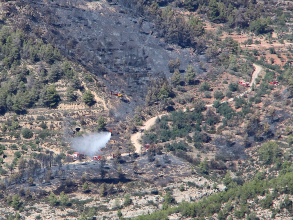 Un helicòpter dels Bombers descarrega aigua al flanc dret de l'incendi de Cabacés, prop de Mas del Roger, vist des de la Figuera Data de publicació: divendres 13 de setembre del 2024, 16:05 Localització: La Vilella Baixa Autor: Eloi Tost