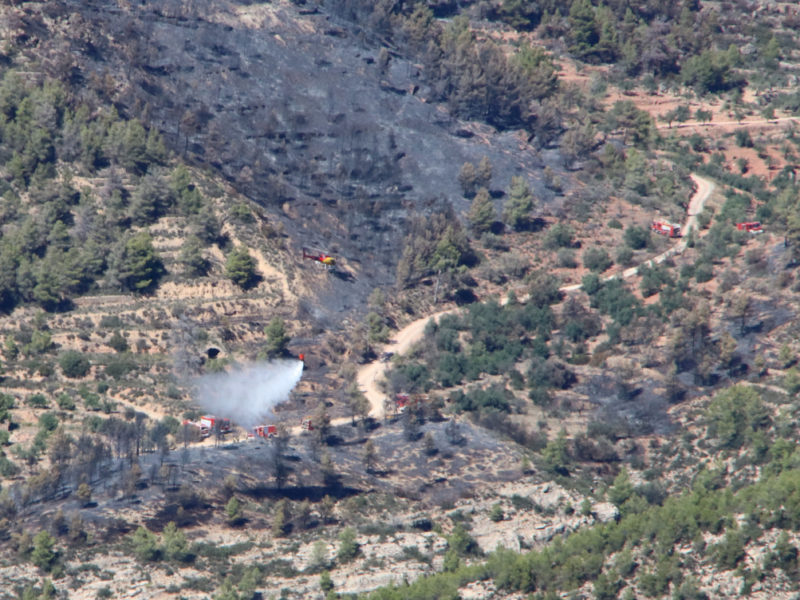 Un helicòpter dels Bombers descarrega aigua al flanc dret de l'incendi de Cabacés, prop de Mas del Roger, vist des de la Figuera Data de publicació: divendres 13 de setembre del 2024, 16:05 Localització: La Vilella Baixa Autor: Eloi Tost