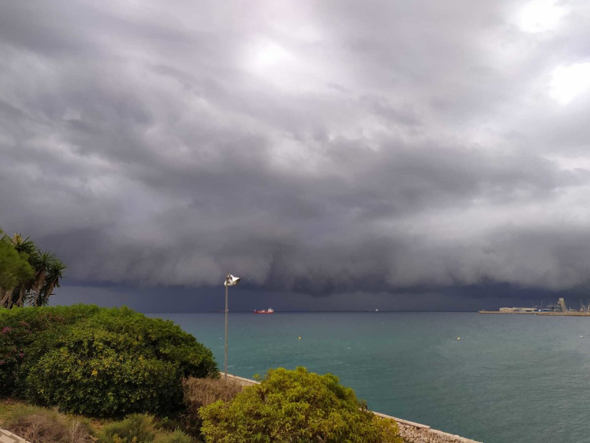 Tarragona mira el cel tot esperant que Santa Tecla esquivi la pluja