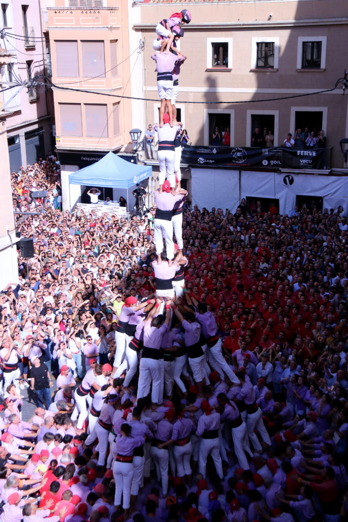 2 de 9 amb folre i manilles descarregat per la Colla Jove Xiquets de Tarragona en la primera ronda de la diada de la Fira de Santa Teresa del Vendrell

Data de publicació: diumenge 13 d’octubre del 2024, 16:08

Localització: El Vendrell

Autor: Jordi Marsal