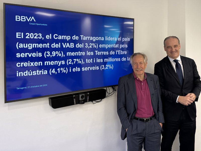 Josep Oliver, catedràtic emèrit d'Economia Aplicada de la UAB i director de l’estudi i Carles Riado, director de zona de BBVA a Tarragona