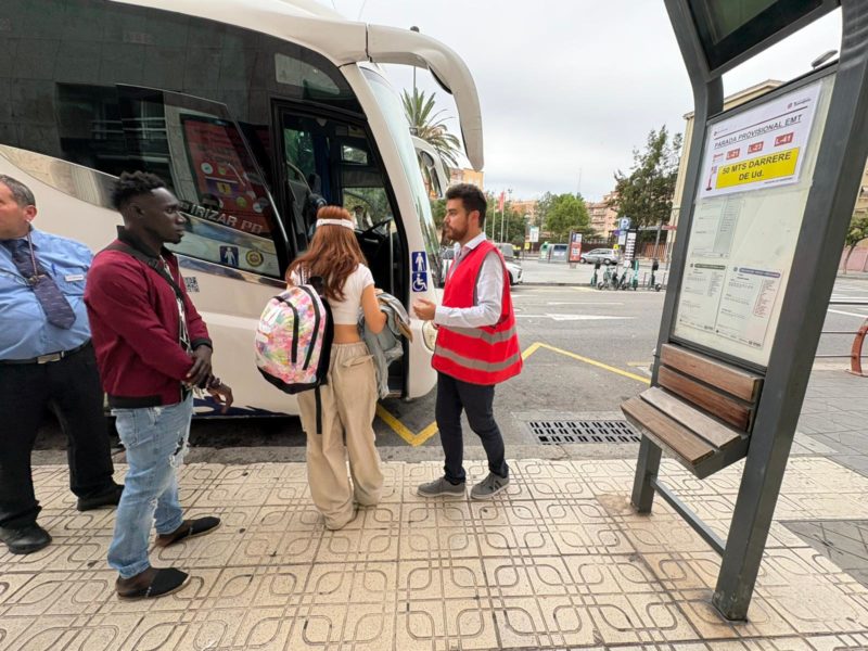 Javier Muñoz atén els passatgers a peu d'autocar