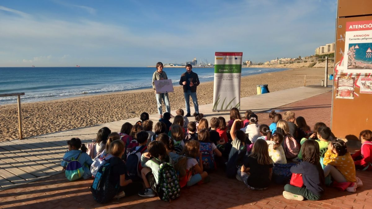 Alumnes Miracle a la platja amb Guillermo García