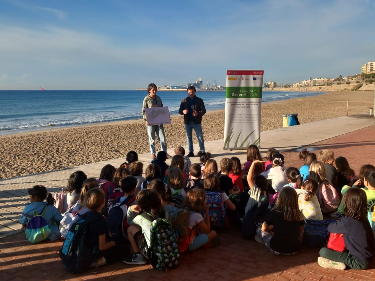 Alumnes Miracle a la platja amb Guillermo García