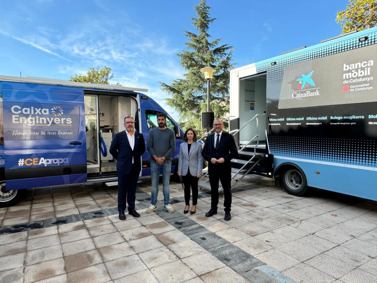 La delegada del Govern al Camp de Tarragona, Lucía López, acompanyada del sotsdirector de Caixa Enginyers, el director d'Institucions de CaixaBank a Tarragona i l’alcalde de La Riera de Gaià, visitant les oficines mòbils d'aquest municipi del Tarragonès Data de publicació: dijous 14 de novembre del 2024, 17:41 Localització: La Riera de Gaià Autor: Cedida a l'ACN pel Govern de la Generalitat