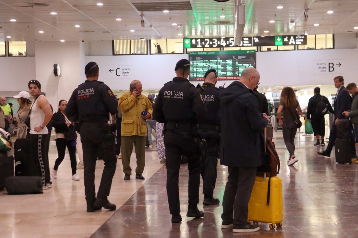 Efectius dels Mossos d'Esquadra a l'estació de Sants coincidint amb l'anunci de la cancel·lació de trens de Rodalies Data de publicació: dilluns 04 de novembre del 2024, 13:32 Localització: Barcelona Autor: Albert Hernández