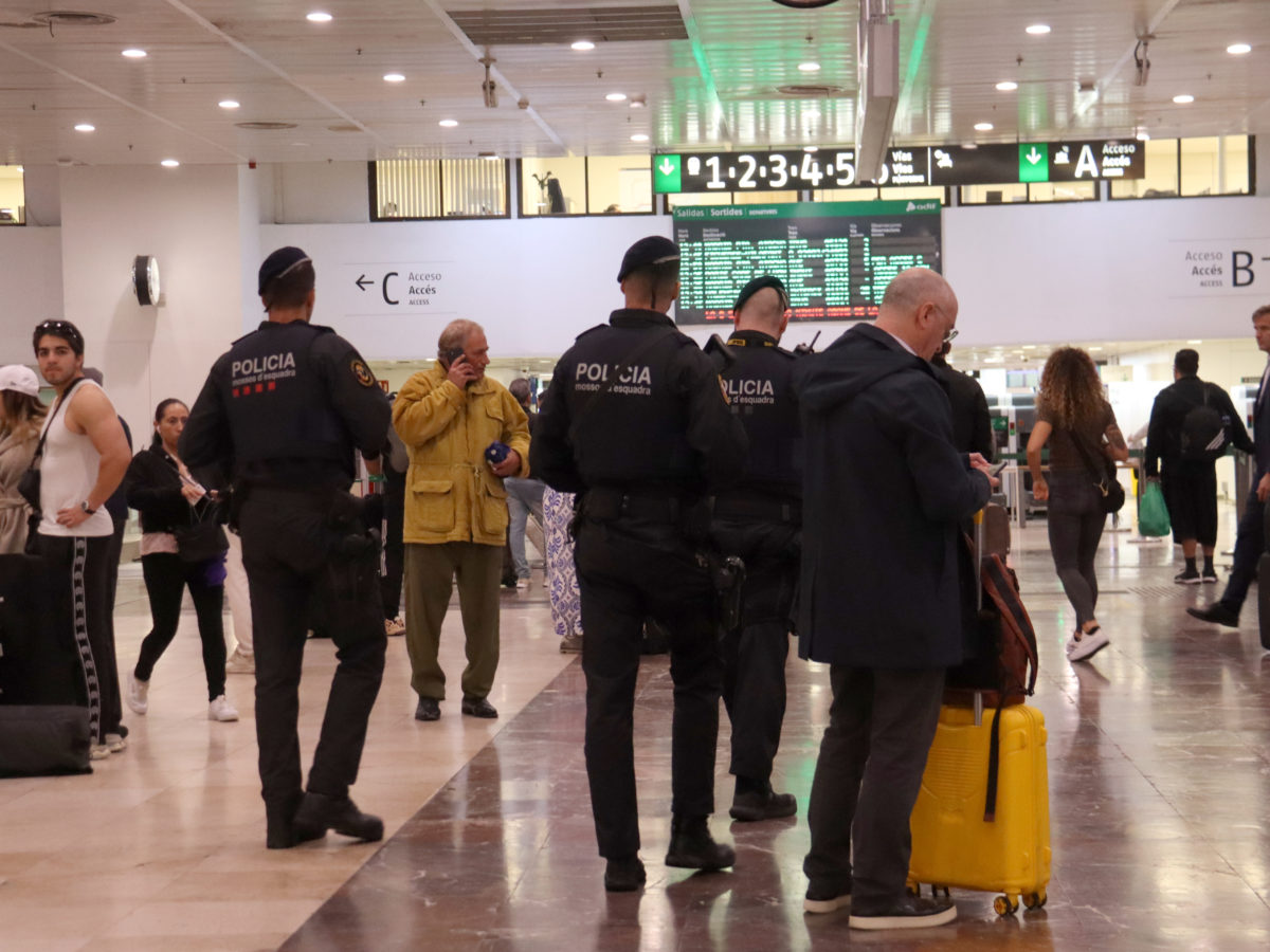 Efectius dels Mossos d'Esquadra a l'estació de Sants coincidint amb l'anunci de la cancel·lació de trens de Rodalies Data de publicació: dilluns 04 de novembre del 2024, 13:32 Localització: Barcelona Autor: Albert Hernández