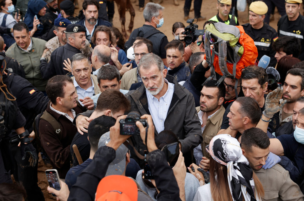 El rei Felip VI tacat de fang per la protesta dels veïns durant una visita a Paiporta Data de publicació: diumenge 03 de novembre del 2024, 13:46 Localització: Paiporta Autor: EFE