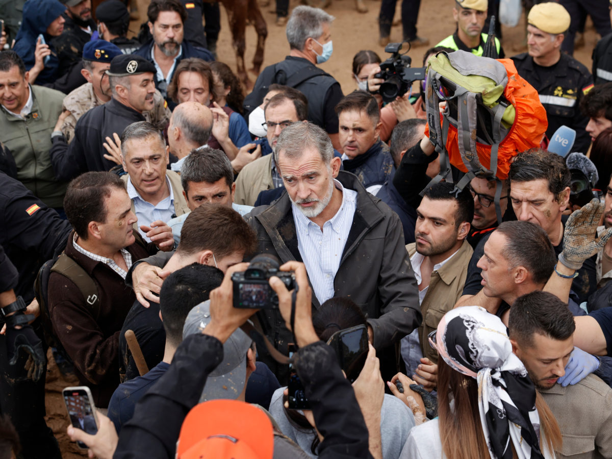 El rei Felip VI tacat de fang per la protesta dels veïns durant una visita a Paiporta Data de publicació: diumenge 03 de novembre del 2024, 13:46 Localització: Paiporta Autor: EFE