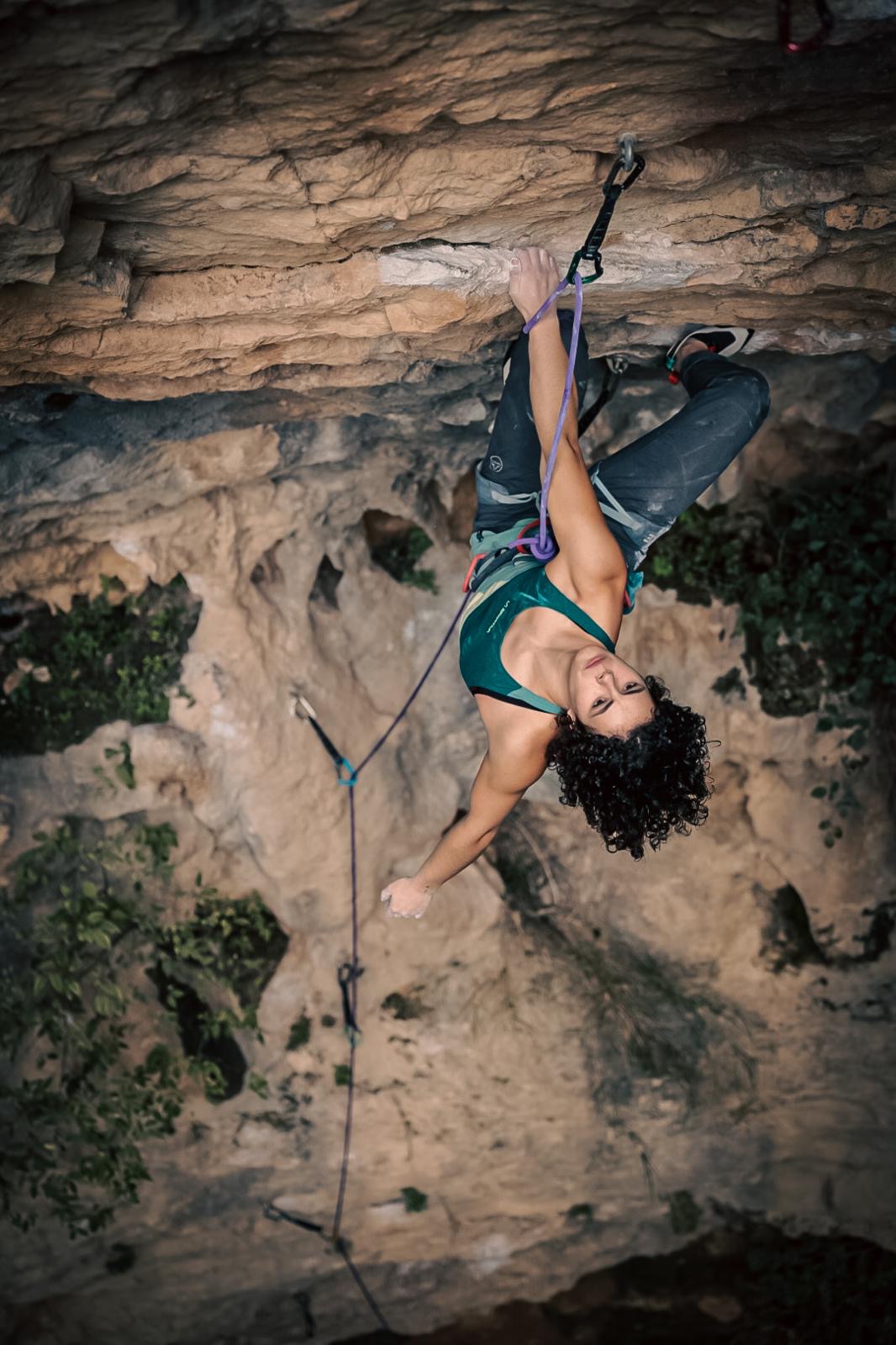 Júlia Benach, escaladora. Foto: Javi Pec