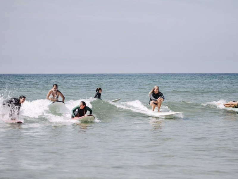 Bea Burgos: “Les noies necessiten un ambient segur i còmode per practicar el surf sense pressió”