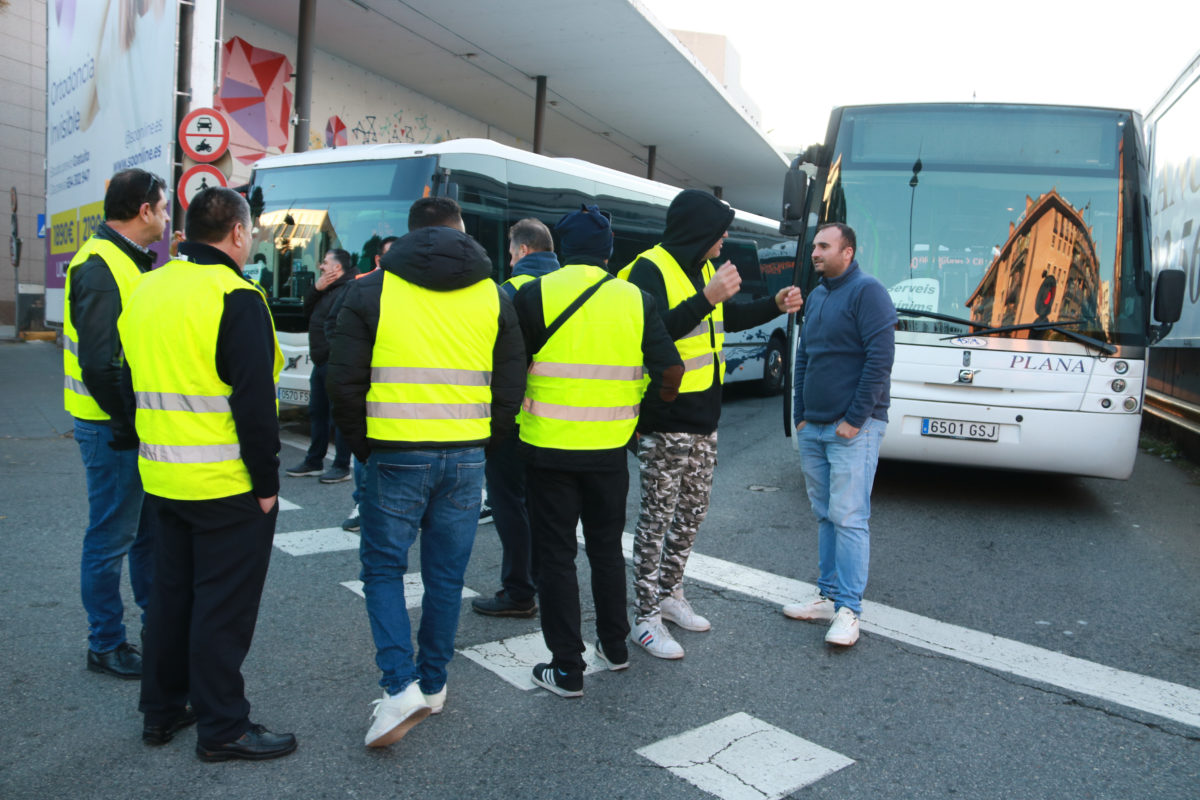 Piquets a l'estació d'autobusos